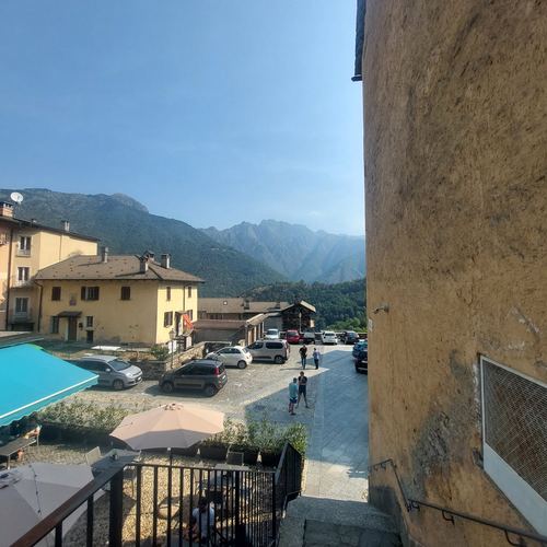 Strasse mit Bergblick