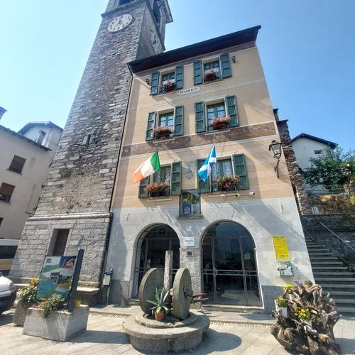 Rathaus und Brunnen