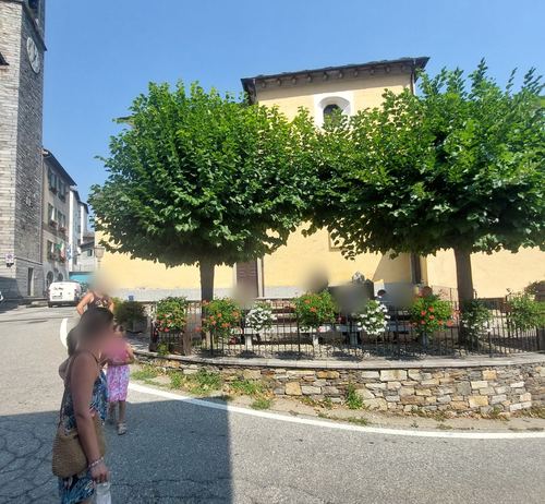 Platz mit Kirche und Brunnen